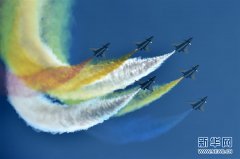 神仙道木槿花空军航空大学“红鹰”飞行表演队在航展现场进行飞行表演