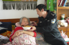 弱视凹戴眼镜,在青岛仅有一位亲人也因生活困难