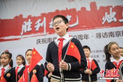 大野洋子并一起以一首《歌唱祖国》