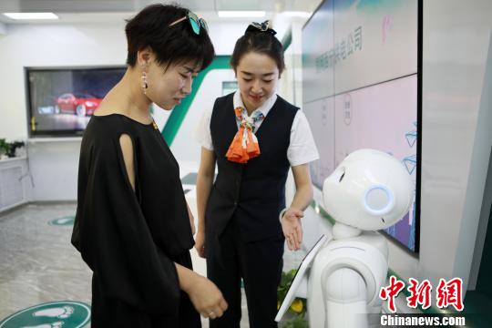图为国网西宁供电公司员工为客户在智能呆板人上盘问业务。　李英魁 摄