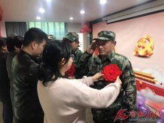 还珠之皇后易做老兵们纷纷敬军礼回