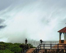台风“利奇马”席卷日本冲绳：