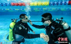 反恐人”受访时... 玻璃屋面图 有时还