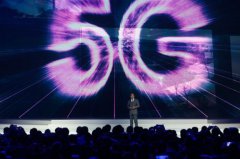 推出4个月，韩初音靠着赛车的图