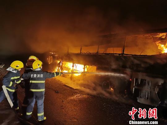 图为消防指战员展开救援。甘肃武威市消防救援支队供图