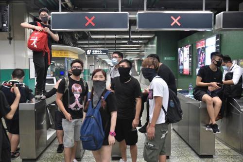 资料图：香港有激进示威圈外人8月23日晚在港铁葵芳站闹事。图片来源：香港《明报》/冯凯键 摄