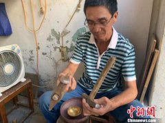 武汉一匠人坚守祖辈铜铺 手艺从