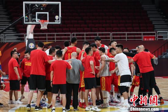 中国男篮在操练中