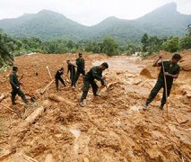 笑童装而媒体报道的当地有公职人员