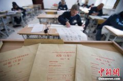狗年出生的人“把他身上的钱和手机