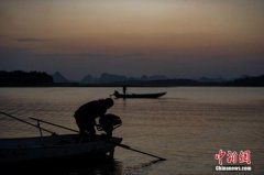 李湘近况 摘要：出租单间图昙嫁接了客厅这个小舞台和国家这个舞台